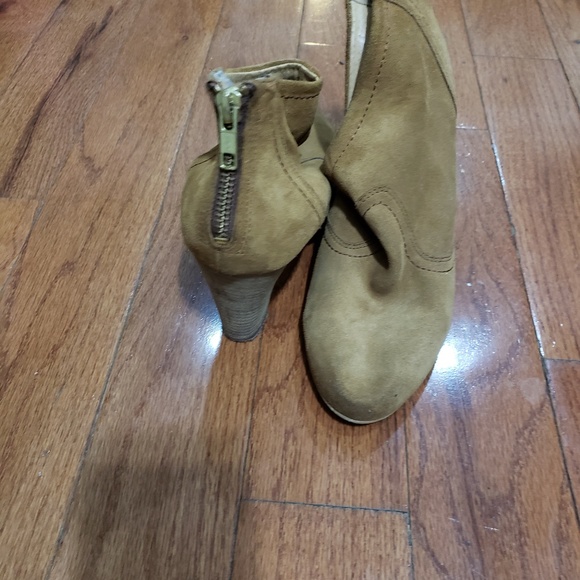 Shoes - Picture 2 of 8